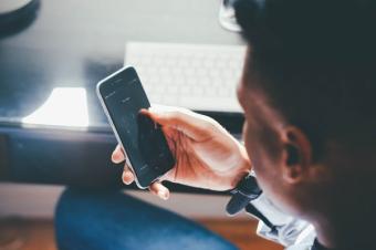 5 moduri in care schimbul de mesaje pe telefon iti face rau